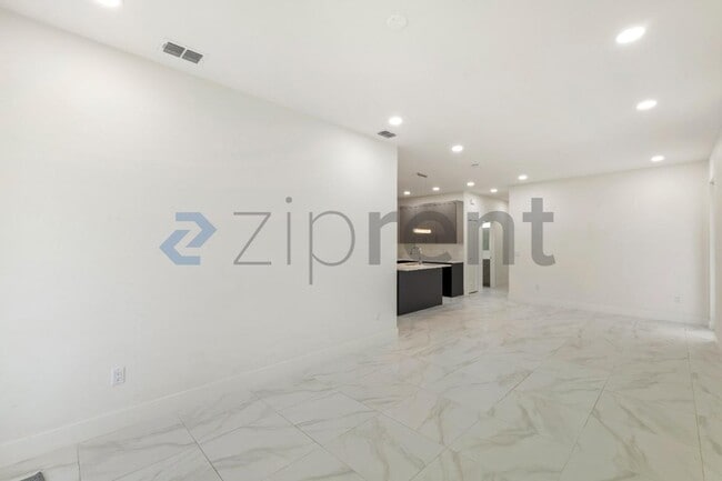 Building Photo - Unit B