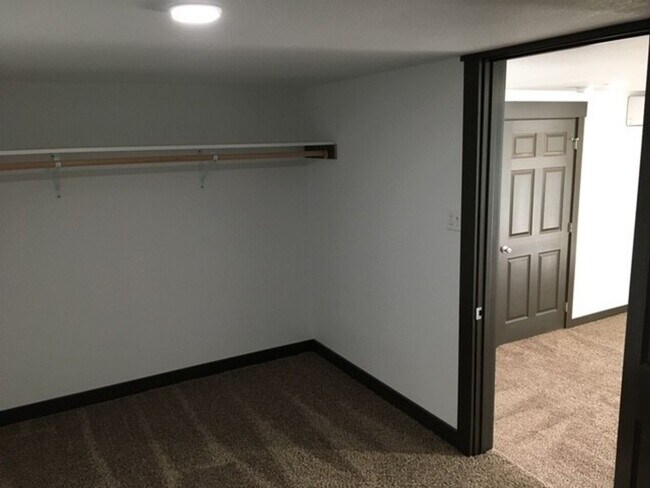 Building Photo - Larry Duplex