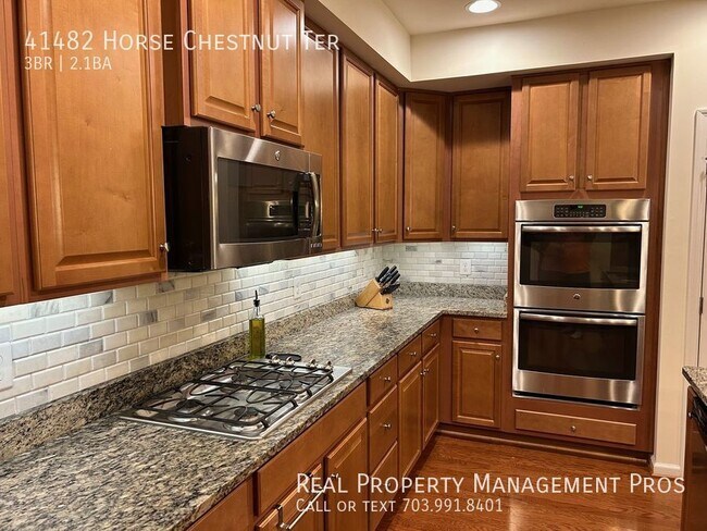 Building Photo - Beautifully Maintained End Unit For Rent i...