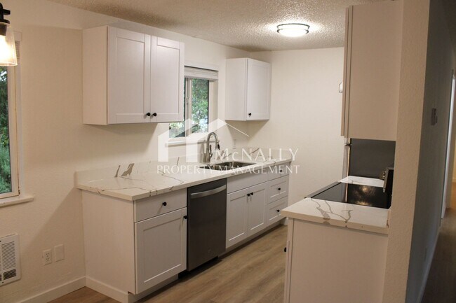 Foto del edificio - Updated 2 Bedroom Duplex with Garage and P...