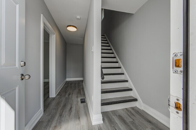 Building Photo - 348 Spruce St