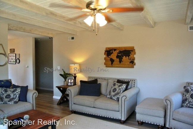 Foto del edificio - 2458 Hummingbird Hill Ln