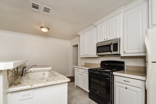 Foto del edificio - "Charming 2-Bedroom, 2-Bath Duplex in Prime Sherman Location – Your Perfect Home Awaits at 814 W....