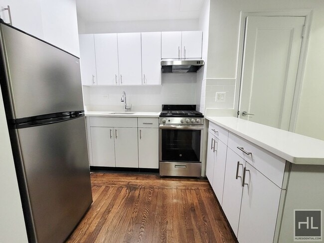 Building Photo - NO FEE One Bed in Midtown East! Won't Stay...