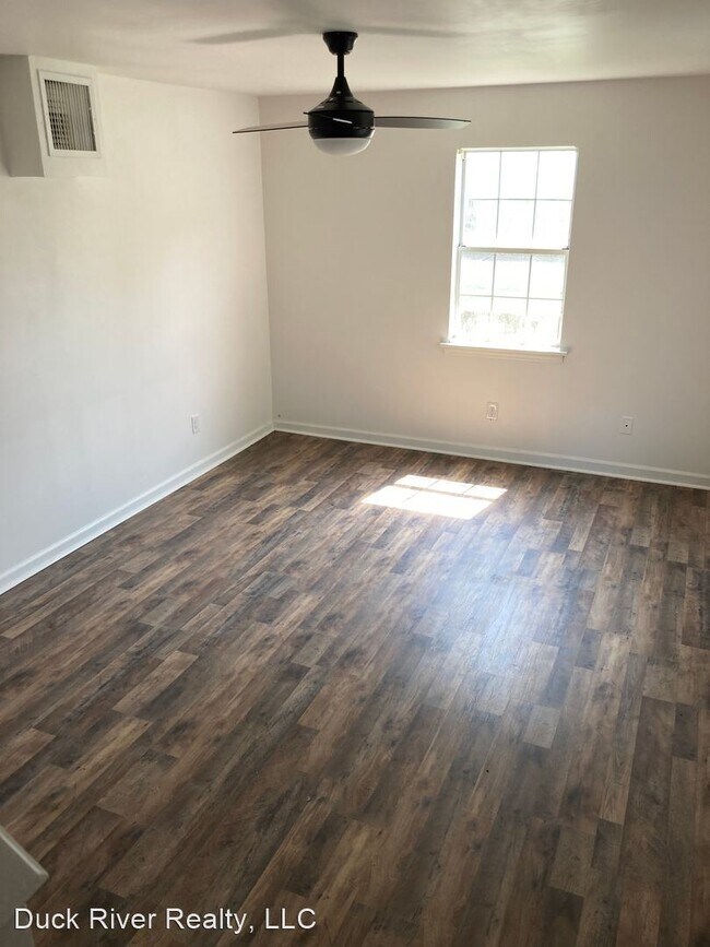Building Photo - 2 br, 1.5 bath House - 404 W 14th Street