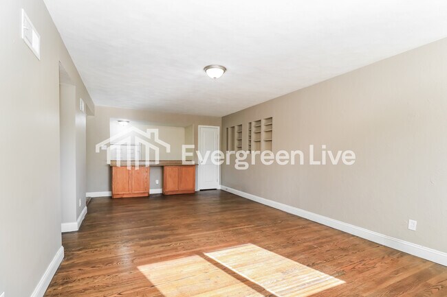 Foto del edificio - 725 Tyson Dr