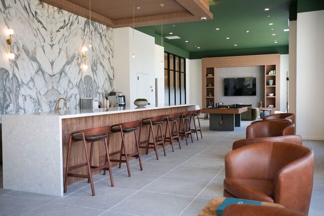 Building Photo - Skyline On Stokes