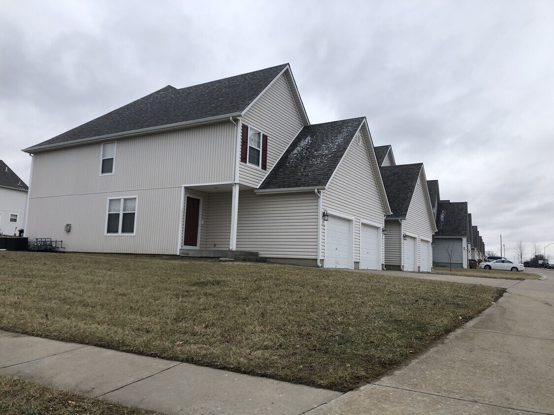 503541 N Foxridge Dr, Raymore, MO 64083 Apartments in Raymore, MO