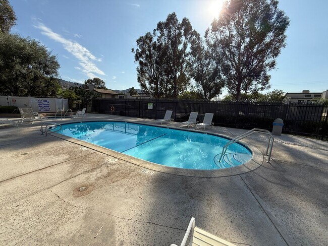 Foto del edificio - Nicely upgraded Townhome is East Simi