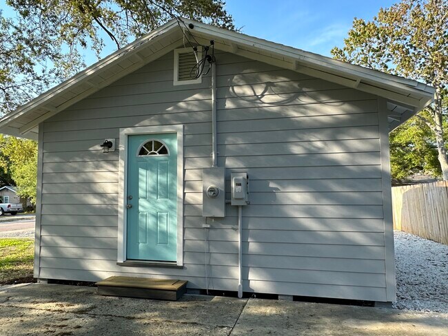 Building Photo - 816 10th St SW