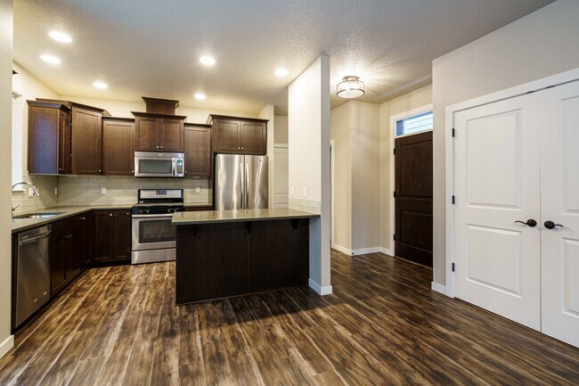 Foto del edificio - MASTER ON THE MAIN - 3 bedroom 2.5 bath - ...