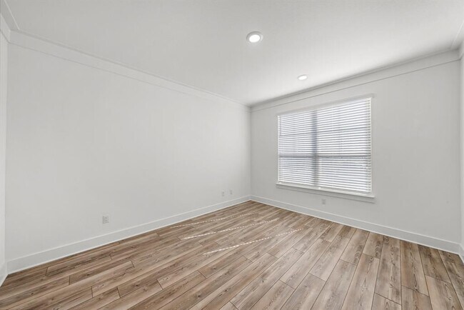 Building Photo - 3405 Charade Dr