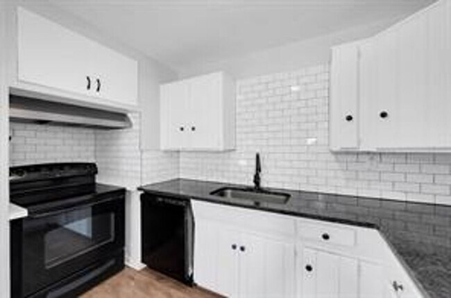 Building Photo - NEWLY RENOVATED 3 BEDROOM, 2 BATH HOME - S...