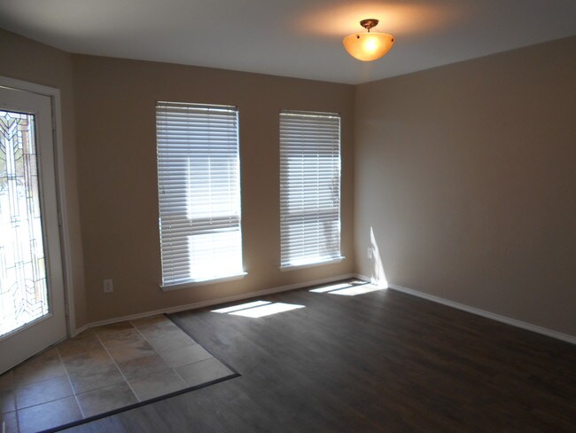 Building Photo - 2852 Bluffs Ct