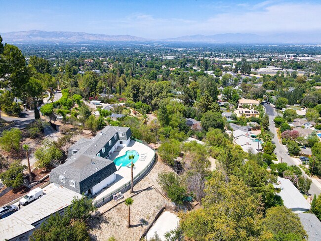 Building Photo - 4932 Casa Dr