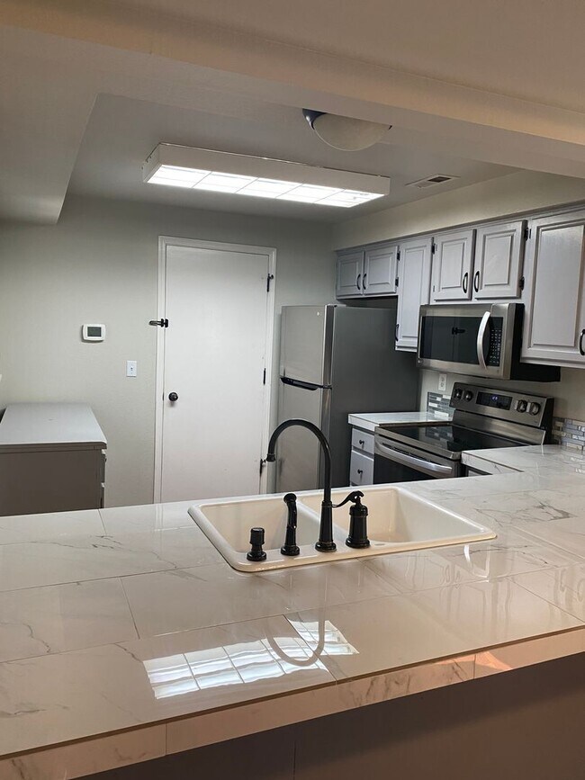 Building Photo - MOVE IN SPECIAL: 1/2 OFF FIRST MONTH'S REN...