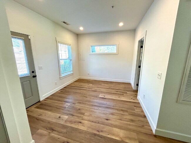 Foto del edificio - Modern 3-Bedroom 3-Story Apartment with a ...
