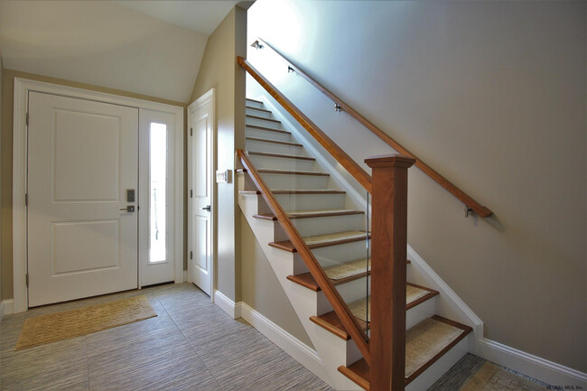 Building Photo - 713 Lois Ln