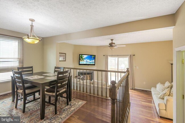 Foto del edificio - 6121 Cedar Wood Dr