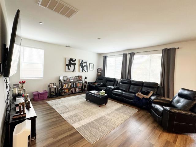 Foto del edificio - 34148 Thistlewood Ave