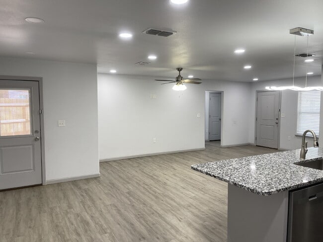 Building Photo - Spacious Home on a quiet cul-de-sac street