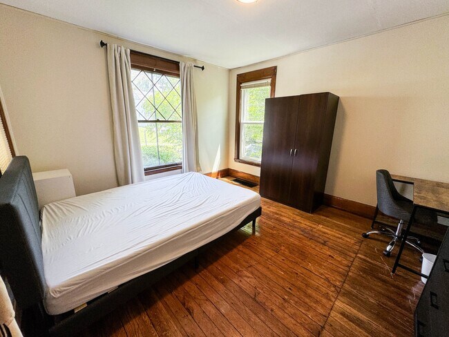 Building Photo - 128 Blair St