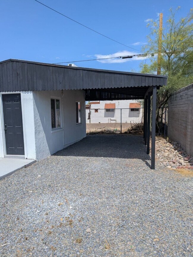 Foto del edificio - 648 N Desert Ave
