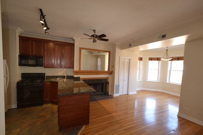 Building Photo - 879 W Cornelia Ave