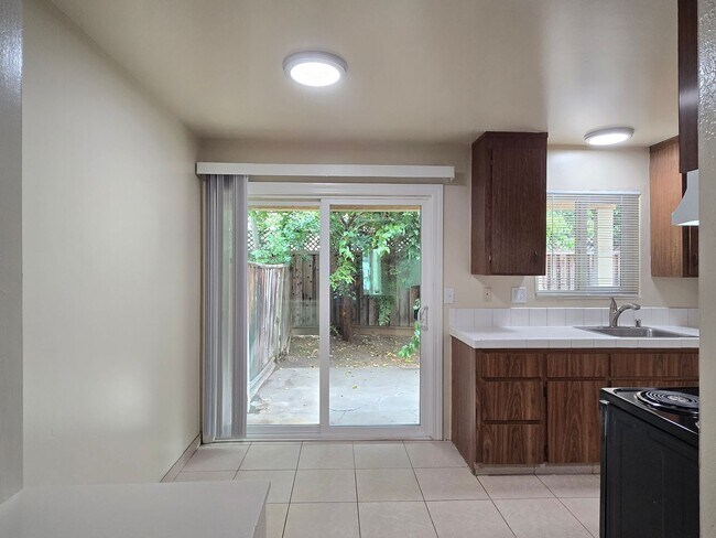 Foto del edificio - 7390 Rainbow Dr