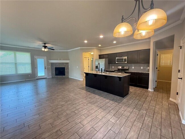 Foto del edificio - Nice 3 bedroom 2 bath 3 car garage home in East Fayetteville