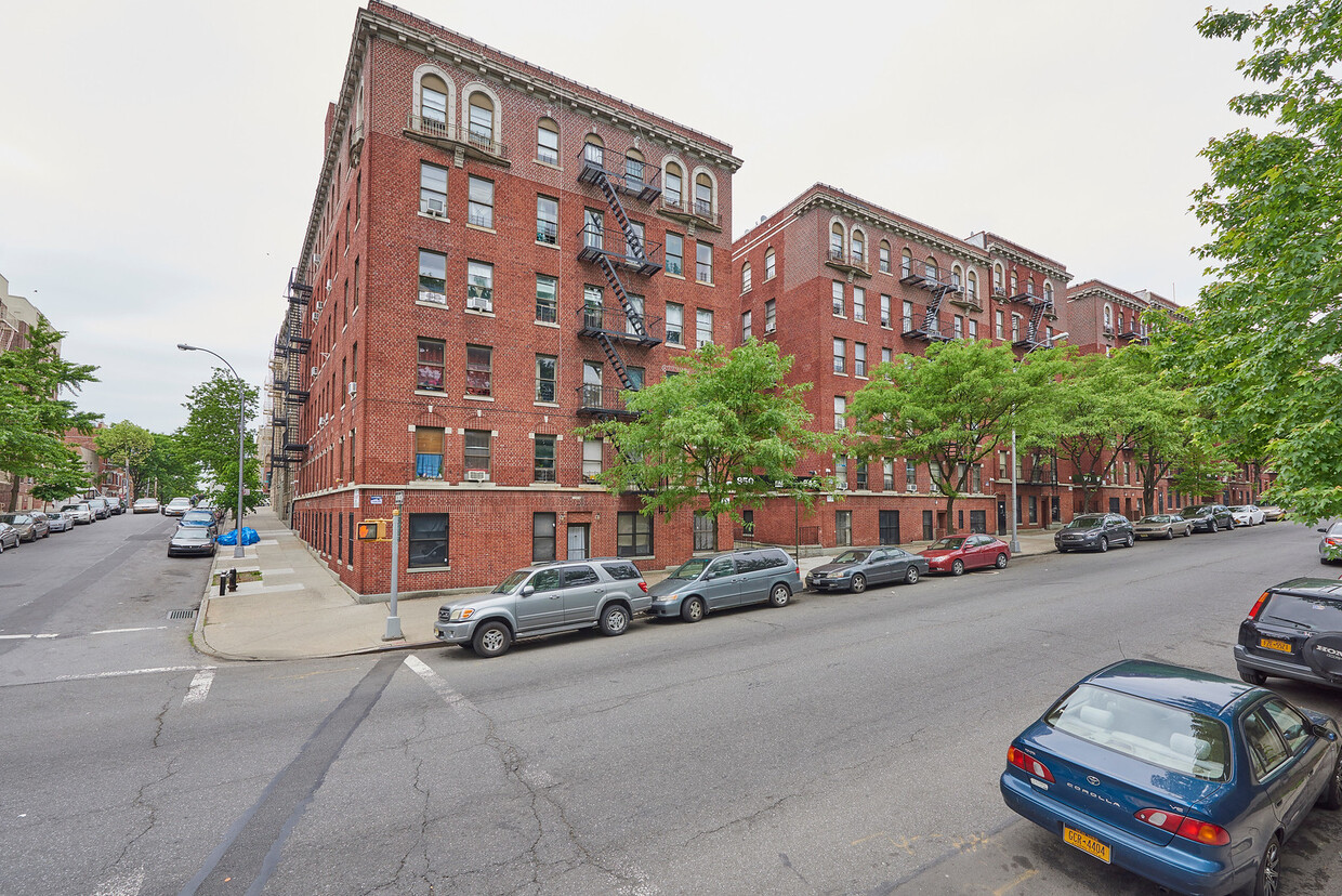 Building Photo - 922-950 Bronx Park South