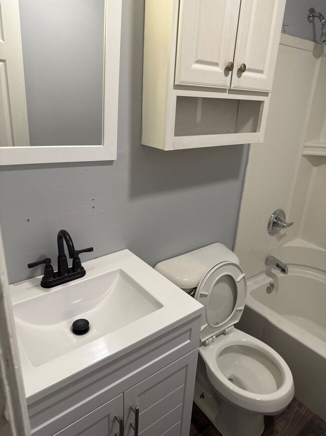 Building Photo - 2 Bedroom 1 Bathroom! Recently Remodeled! ...