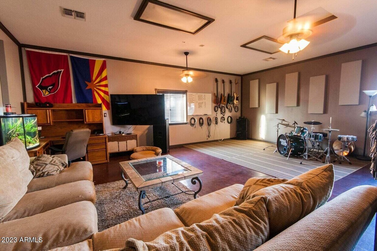 Foto principal - 2266 E Willis Rd