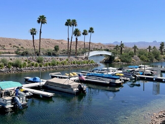 Foto del edificio - Riverfront 2BR 2BA Furnished Condo on GROUND LEVEL W/Garage and UTILITIES Included AVAIL 4/1/26