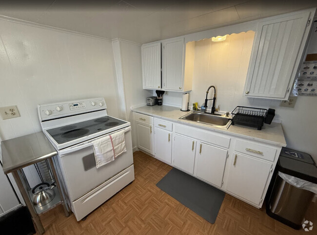 Building Photo - 49 Oak Ter