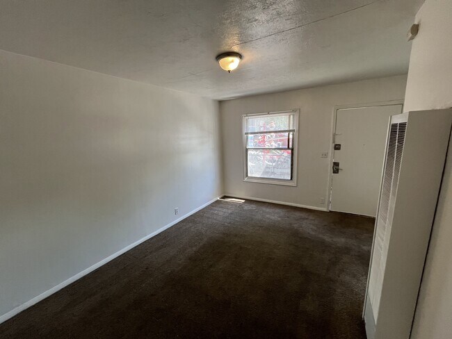 Building Photo - Spacious Apartment in Midvale!