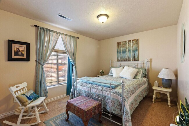 Building Photo - 3 bed, 2 Bath Twin Home in Southern View