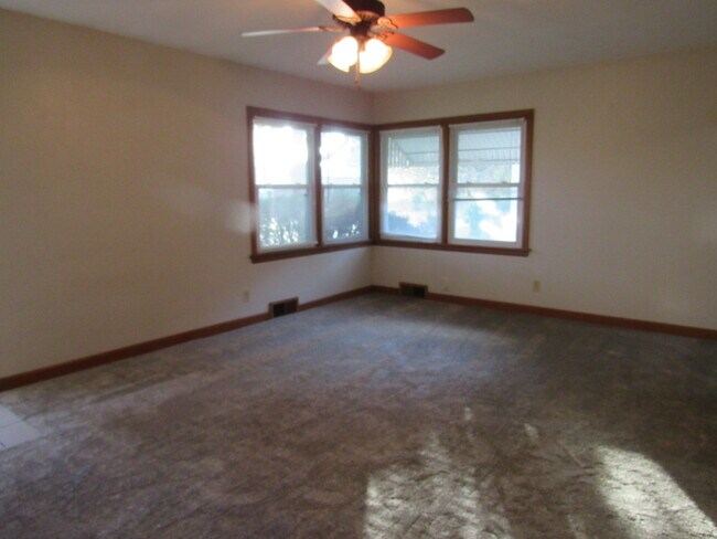 Building Photo - 810 Hall St