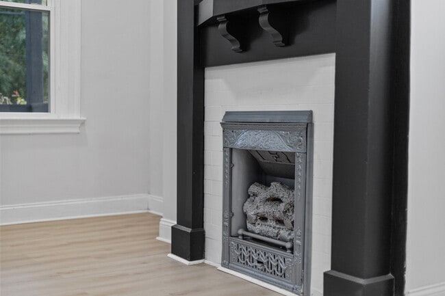 Building Photo - 392 Calderwood Ave