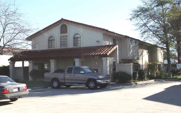 Building Photo - Lone Pine Townhome Apartments