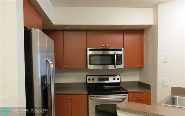 Building Photo - 3330 Pinewalk Dr N