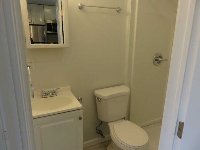 Foto del edificio - 129 Cosey Beach Ave