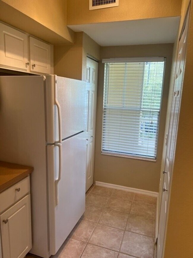 Foto del edificio - Fantastic 1 bedroom 1 bath, second story c...