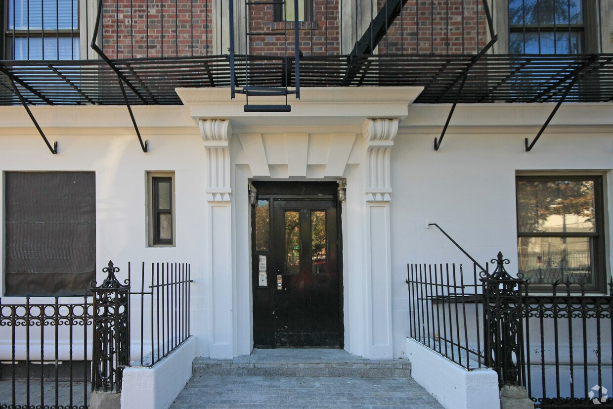 Building Photo - 2118 Fifth Ave