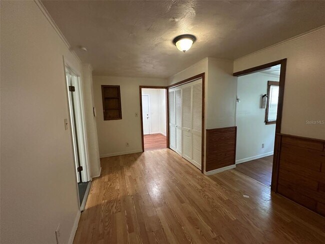 Building Photo - 407 Poinsettia Rd