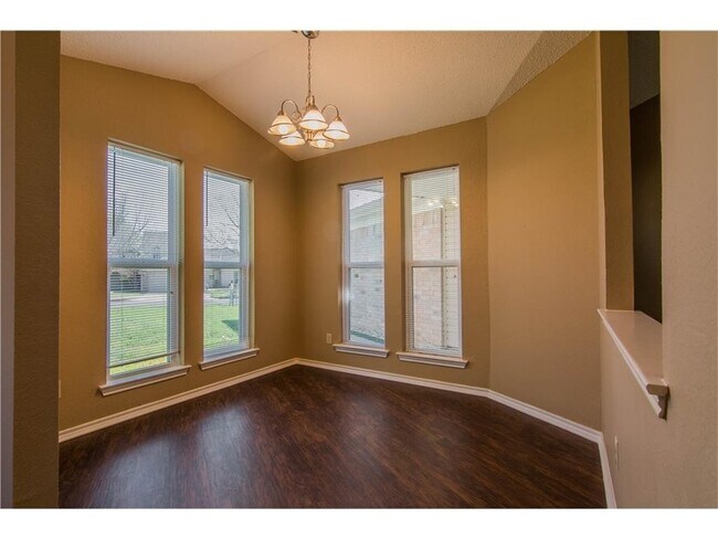 Building Photo - Beautifully crafted 3-2-2 home in the Saginaw area!