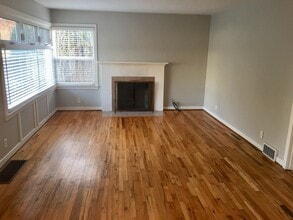 Building Photo - 10709 Phinney Ave N