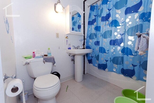 Foto del edificio - Two and a half (2.5) bedroom - laundry in unit