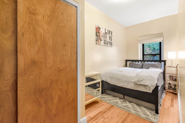 Building Photo - 222 W 71st St