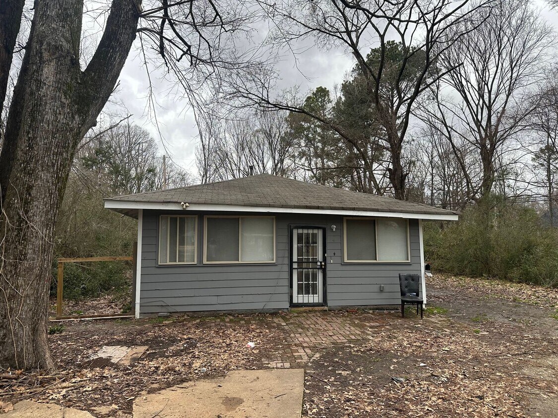 Primary Photo - Charming 2 Bed 1 bath home centrally located